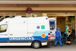 En la primera ola de COVID podrían haber fallecido 20.000 personas más Ambulancia en la puerta del servicio de urgencias de un hospital