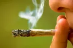 Mujer joven fumando un 'porro' de marihuana