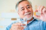 Anciano tomando cápsulas de omega 3 para prevenir las pérdidas de memoria