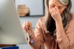 El estrés acelera el envejecimiento del ojo y la aparición de glaucoma Mujer de mediana edad estresada por el trabajo
