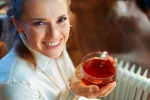 Flavonoles antioxidantes ayudan a ralentizar la pérdida de memoria Mujer joven tomando una taza de té