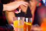 Test detecta burundanga y droga caníbal en la bebida Un extraño echa droga en la bebida en una discoteca