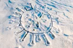 Silueta de un virus pintado en la nieve