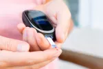 La prediabetes se podría detectar en 12 horas con un método de IA Mujer midiendo su nivel de azúcar en sangre