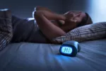 El exceso o la falta de exigencias laborales afectan al sueño Mujer en la cama despierta de madrugada