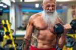 Hombre mayor haciendo ejercicios de musculación en el gimnasio