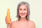Mujer con el pelo canoso