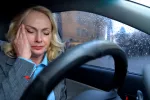 Por qué nos duele la cabeza cuando cambia el tiempo Mujer con dolor de cabeza en un día lluvioso