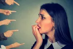 Ansiedad de evaluación: miedo a sentirnos juzgados Mujer siendo señalada por muchos dedos