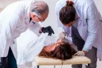 Dos médicos forenses examinando un cadaver