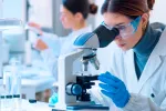 ‘Resucitan’ bacterias antiquísimas que ayudarían a curar enfermedades Científicos realizando investigaciones en un laboratorio médico