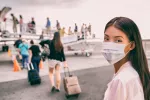 Mujer subiendo a un avión con destino a China