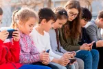 Cómo afecta al cerebro adolescente abusar de las redes sociales Grupo de niños y adolescentes usando el móvil