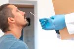 Joven realizándose un test con un hisopo nasal