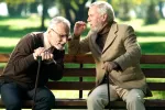 Dos ancianos sentados en un banco hablando