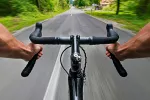 Hombre montando en bicicleta a alta velocidad