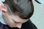 Adolescente haciéndose un corte de pelo a la moda