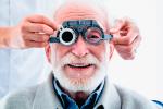 Anciano recuperando la vista