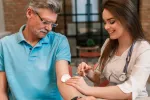 Nuevo test puede predecir el alzhéimer 3,5 años antes del diagnóstico Hombre de mayor haciéndose una analítica de sangre