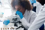 Grupo de científicos investigando cómo potenciar la respuesta inmune contra el cáncer