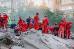 Respuesta de emergencia de la ONU al terremoto de Turquía y Siria Grupo de bomberos buscando supervivientes entre los escombros