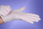 Doctor colocándose unos guantes