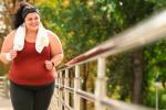 Mujer joven con obesidad haciendo ejercicio en el parque