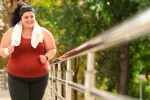 Revelan a qué hora del día puedes quemar más grasa haciendo ejercicio Mujer joven con obesidad haciendo ejercicio en el parque