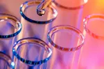 Fármacos que se activan con la luz podrían combatir el cáncer Un grupo de probetas en un laboratorio