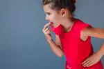 Un 22% de niños y adolescentes tienen conductas alimentarias alteradas Niña pequeña provocándose el vómito
