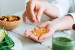 Los suplementos de vitamina D podrían ayudar a prevenir la demencia Nutricionista con cápsulas de vitamina D en la mano