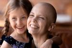 Mujer en tratamiento contra la leucemia sonríe junto a su hija