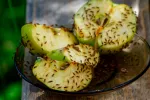 Moscas de la fruta en una manzana