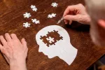 La decadencia del cerebro empieza más tarde de lo que se creía Anciano realizando un puzzle de una cabeza