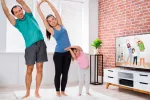 Hacer ejercicio tiene menos beneficios cognitivos de lo que se creía Familia haciendo ejercicio en el salón de casa