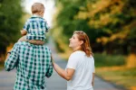 Revelan cómo la personalidad de los padres moldea la vida de sus hijos Padre e hijo vistiendo la misma camisa
