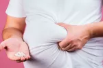 Nuevo fármaco promete eliminar la obesidad sin cirugía ni náuseas Persona obesa tomando el nuevo fármaco adelgazante