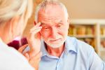 Una doctora hablando con un paciente con Alzheimer