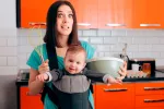 Madre cocinando galletas con su bebé