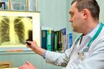 Un médico observando una radiografía de pulmón