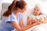 Enfermera hablando con una niña enferma de cáncer