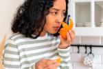 Mujer sin olfato intentando oler una naranja