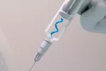 Cómo combate el cáncer (y otras patologías) la vacuna ARNm de Moderna Jeringuilla con fragmentos de ARNm