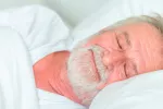 El sueño profundo podría mitigar la pérdida de memoria por alzhéimer Anciano durmiendo plácidamente