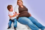 Mujer obesa embarazada junto a su hijo