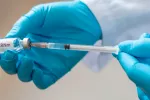 Emocionantes resultados de una vacuna ARNm contra el cáncer de páncreas Médico preparando una dosis de la vacuna ARNm contra el cáncer de páncreas