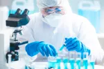 Identifican 49 variantes genéticas vinculadas al COVID-19 grave Investigador identificando las variantes del COVID-19 grave