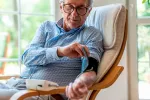 Vinculan colesterol bueno e hipertensión con más riesgo de alzhéimer Un hombre anciano controlándose la tensión