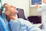 Descifran cómo predecir el dolor a través de electrodos en el cerebro Hombre mayor sometiéndoese a un análisis cerebral