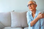 El déficit de Vitamina D se asocia con enfermedades óseas y extraóseas Mujer mayor quejándose de dolor en el hombro